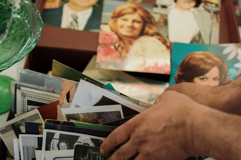Mains triant des photos de famille anciennes